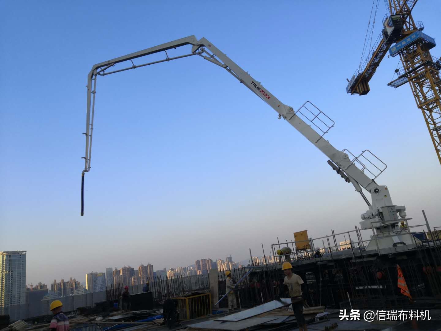 混凝土布料機配合爬模達到智能化混凝土澆筑