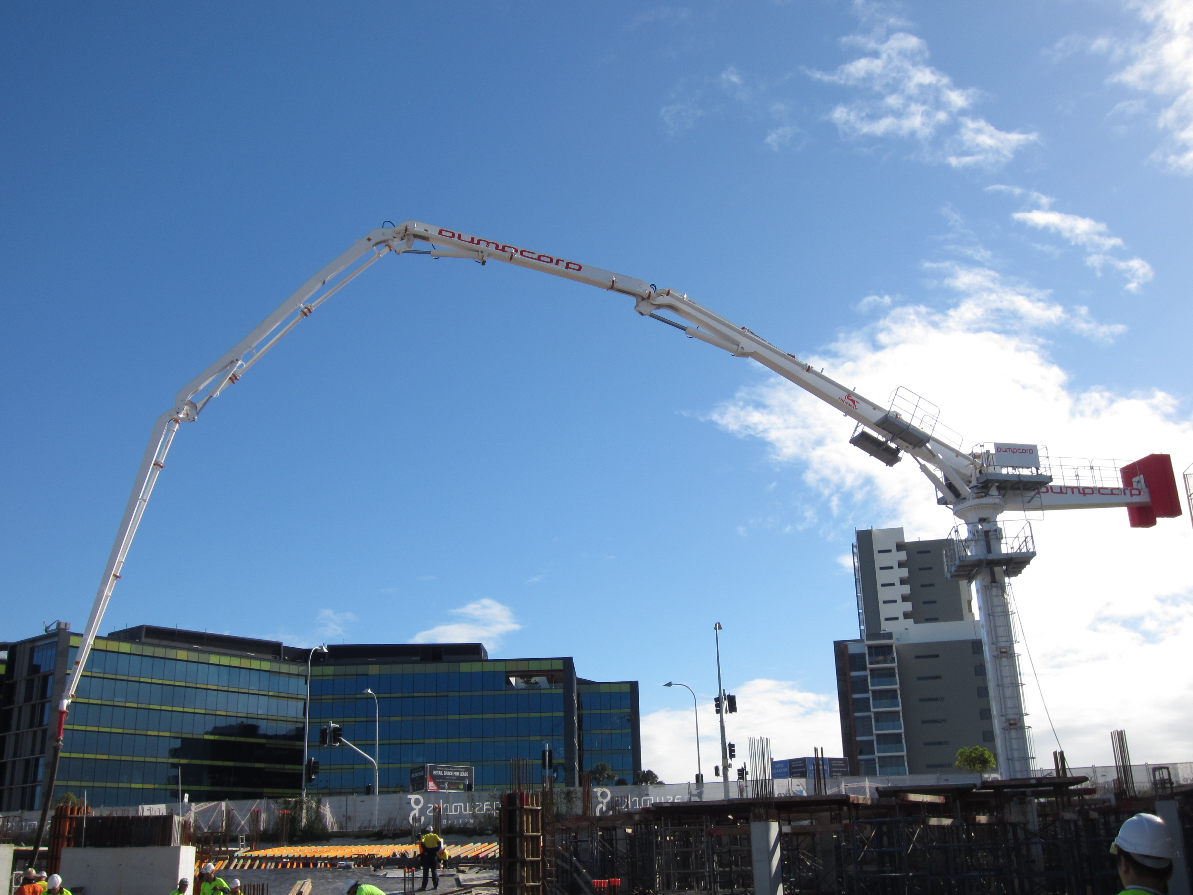 混泥土液壓布料機(jī)電梯井內(nèi)爬和樓面爬升區(qū)別