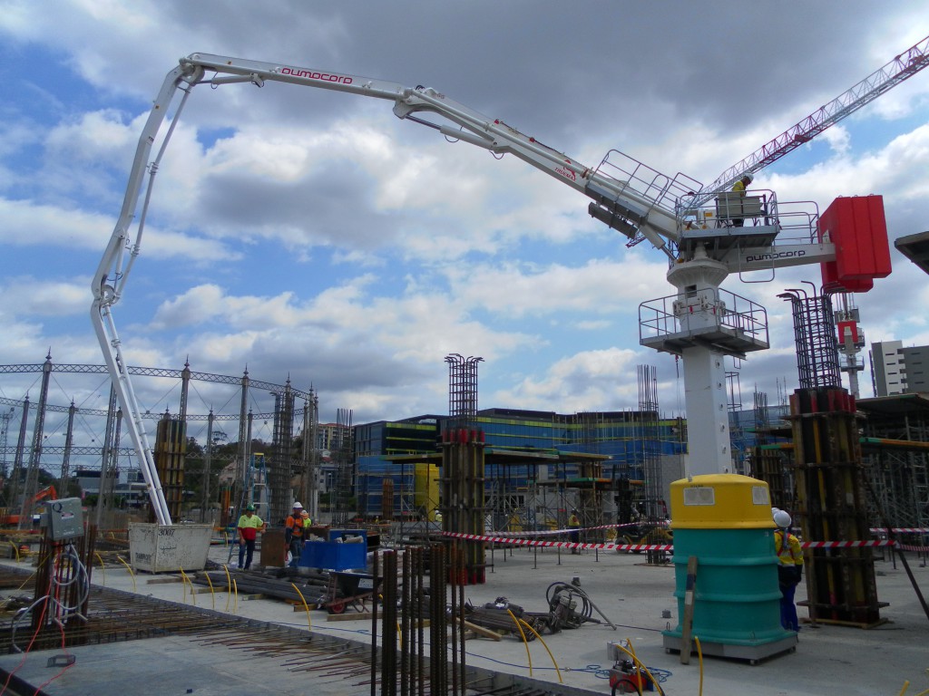 電梯井內(nèi)爬式液壓布料機如何安裝？