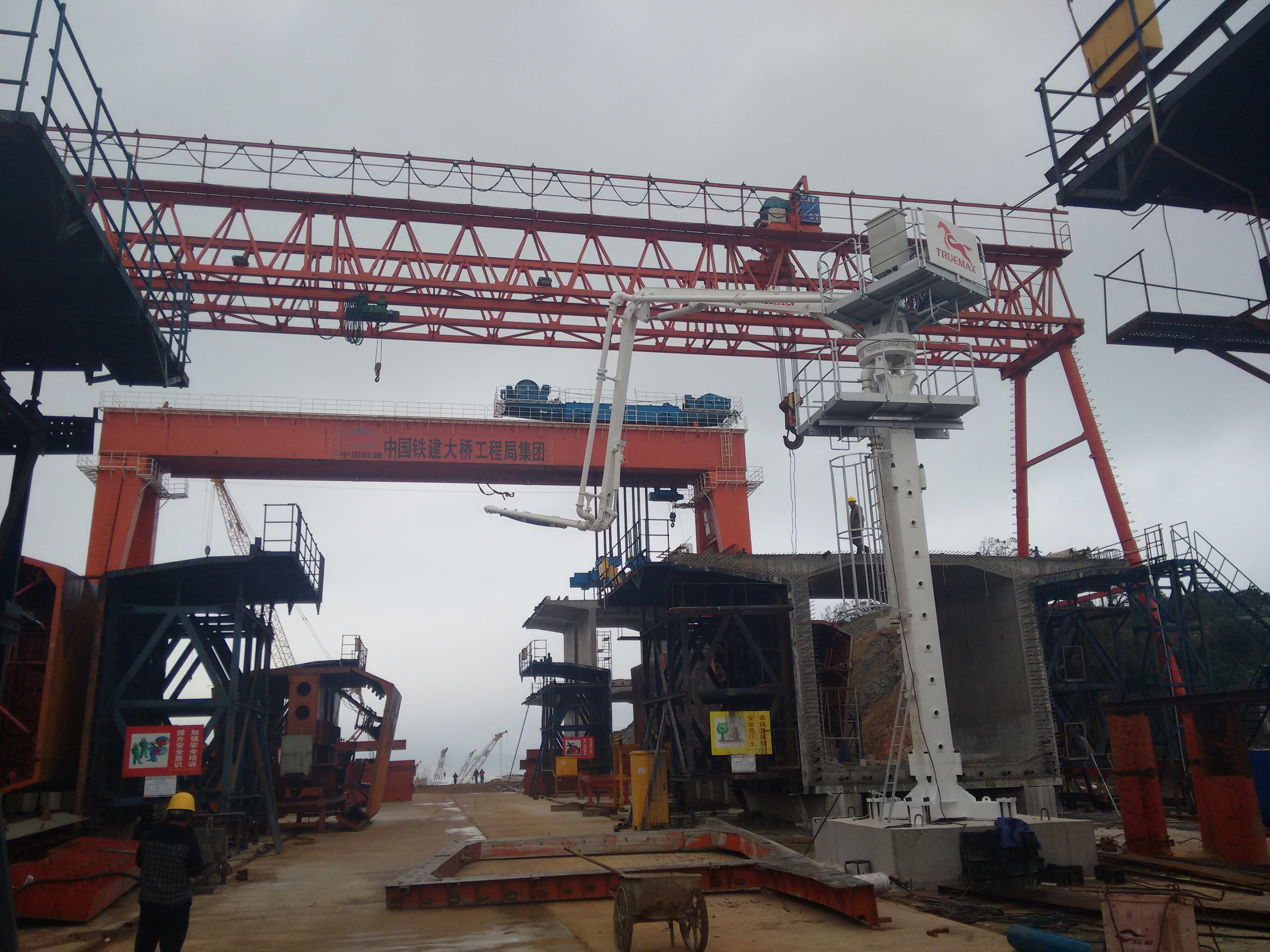 混凝土布料機(jī)安裝前和使用中注意事項(xiàng)