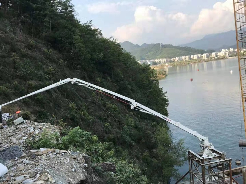 32米布料機(jī)浙江淳安施工現(xiàn)場 32米布料機(jī)浙江淳安施工現(xiàn)場